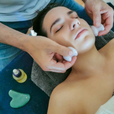 massage-gua-sha-detox-visage "Formation massage visage : utilisation professionnelle du Gua Sha pour drainer et revitaliser la peau