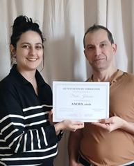 Formations certifiantes - Remise de diplôme Jérôme Parigot remet un diplôme de formations certifiantes en massage à une stagiaire