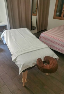 Table de massage, programme fidélité et réduction sur votre prochain soin.