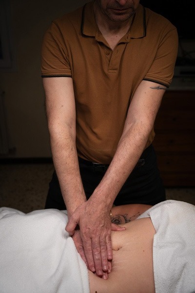 Massage abdominal professionnel - Techniques douces pour améliorer la digestion et réduire les ballonnement