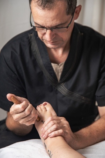 Réflexologie plantaire thaïlandaise avec stylet - Massage des points énergétiques des pieds pour un bien-être global