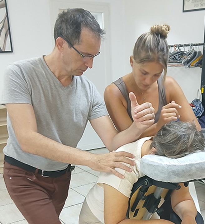 Formation individuelle au massage Amma Assis sur chaise professionnelle en région PACA par Jerome Parigot.
