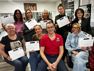 Groupe de 8 élèves en formation de massage crânien à l'école de massage Jérôme Parigot à Oraison (04).