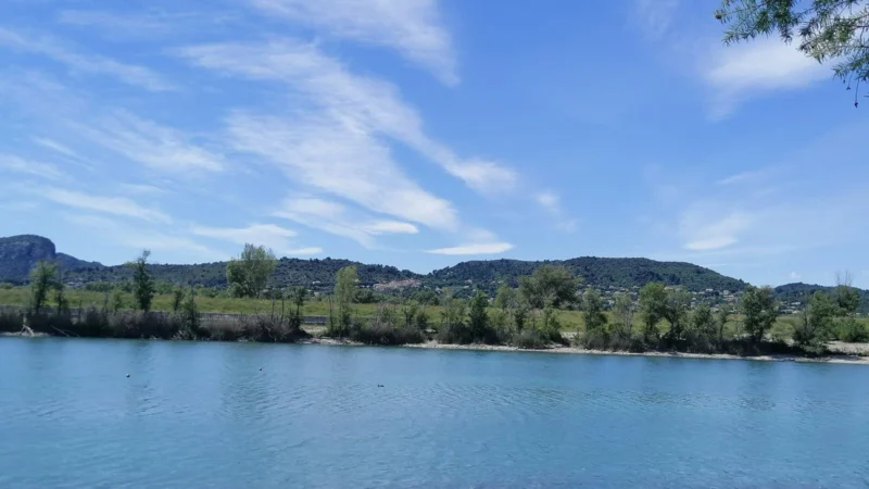 Paysage d’Oraison dans les Alpes-de-Haute-Provence (04), lieu de formation massage en PACA