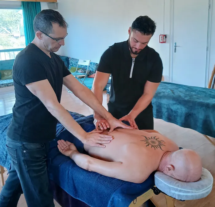 Formation massage pratique professionnelle en présentiel Formation massage bien-être en présentiel avec apprentissage pratique sur table de massage