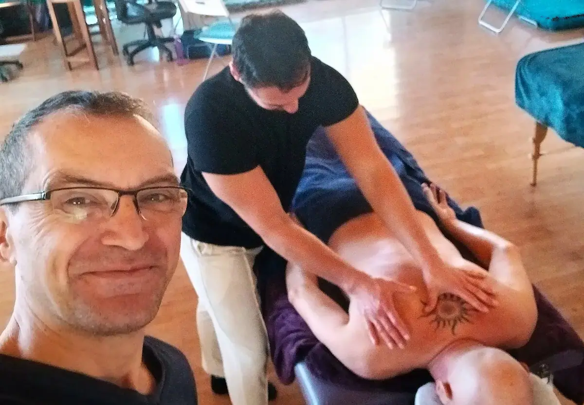 Formation massage à domicile en PACA avec apprentissage pratique sur table de massage