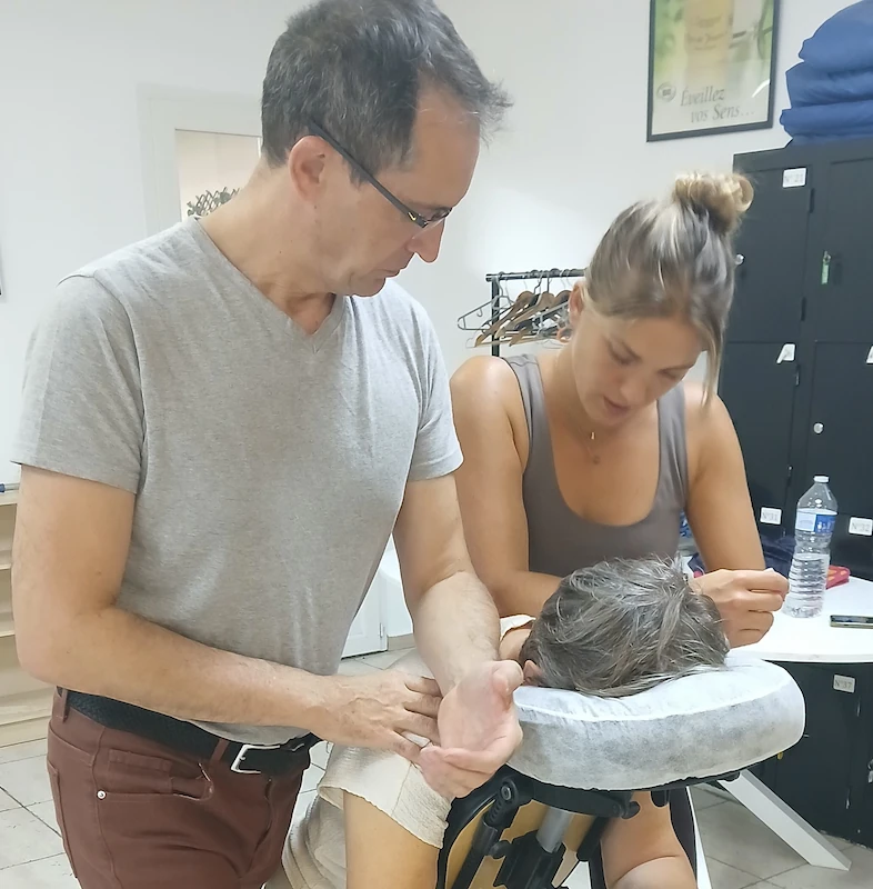 Formation massage en groupe pratique avec formateur et élève en situation réelle