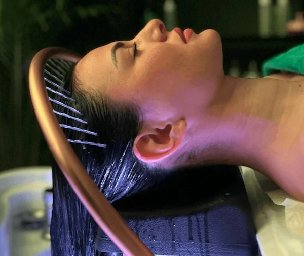 Formation Hair Spa à Aix-en-Provence avec massage du cuir chevelu et rituel bien-être relaxant.